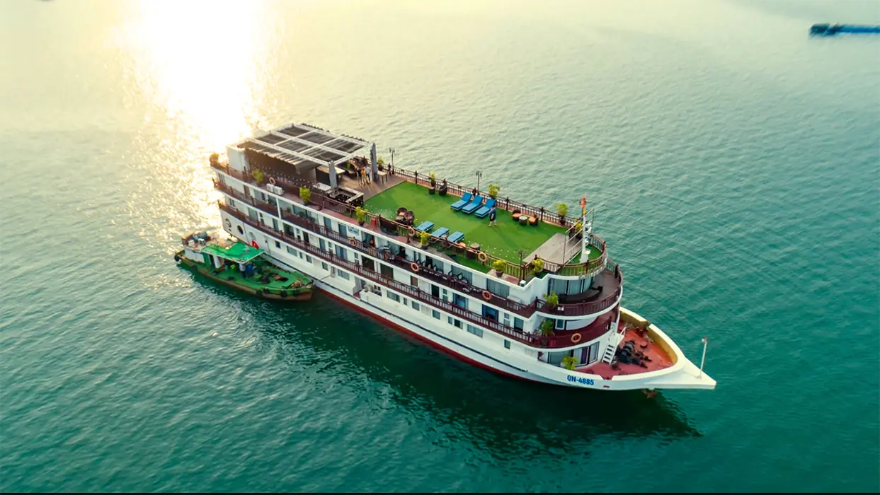 Amanda Cruise sailing in Ha Long Bay