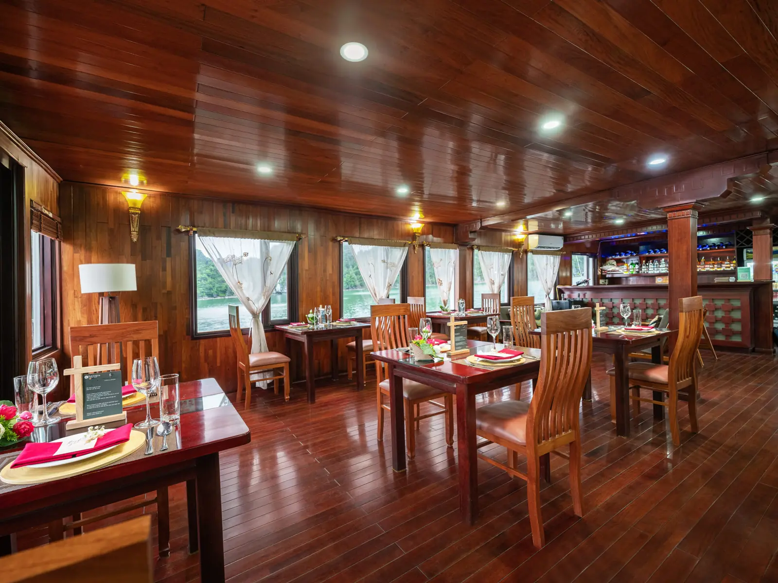 Dining room on Amanda Legend