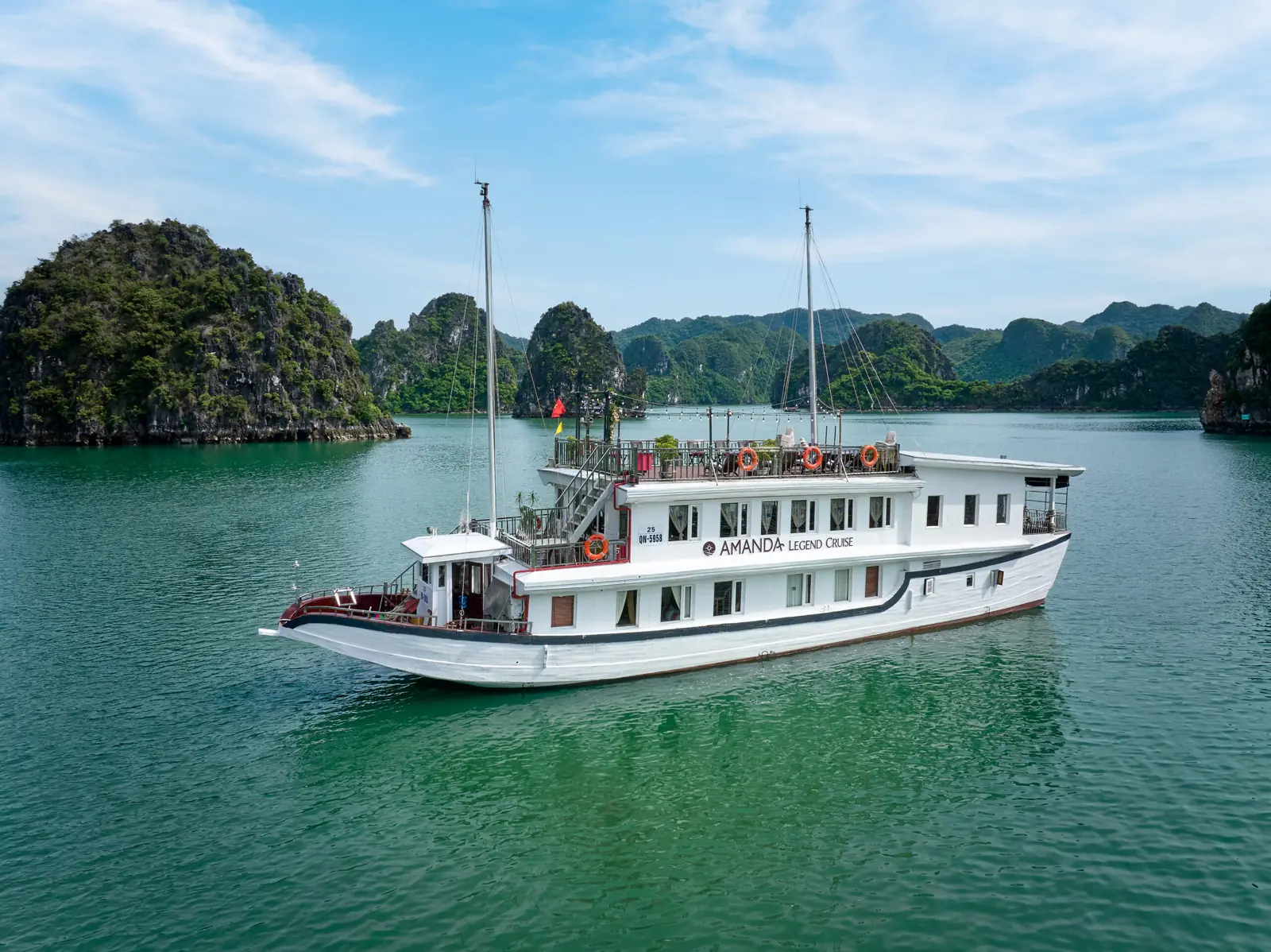 Amanda Legend, a wooden boat on Ha Long Bay