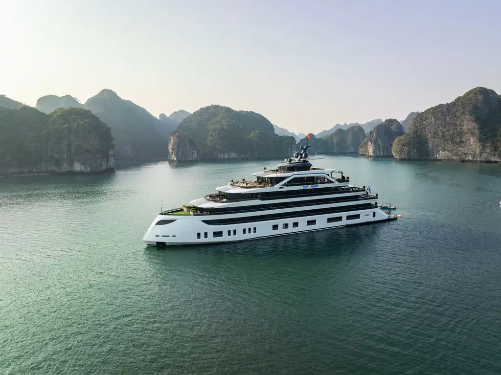 Dora Cruise sailing in Lan Ha Bay