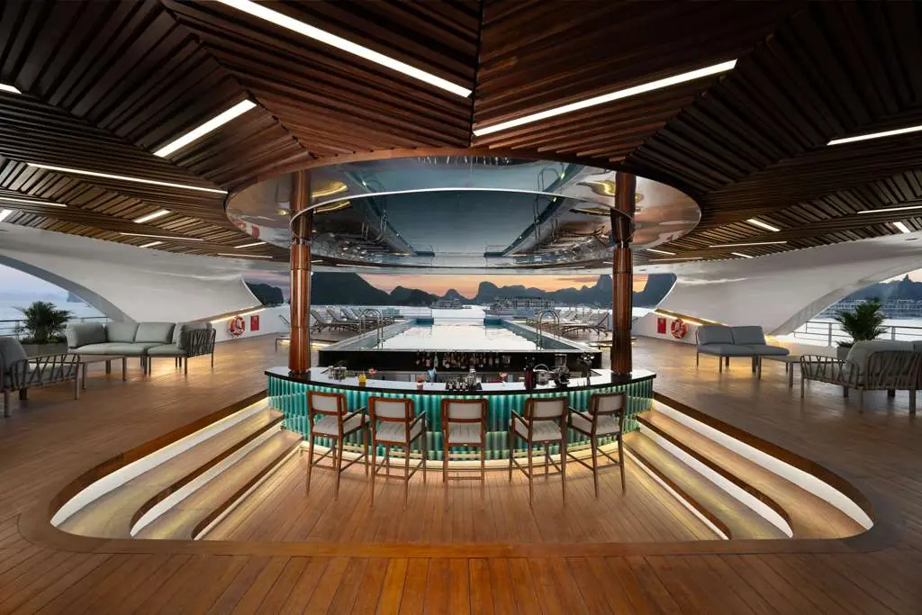 Four Seasons Pool and Bar