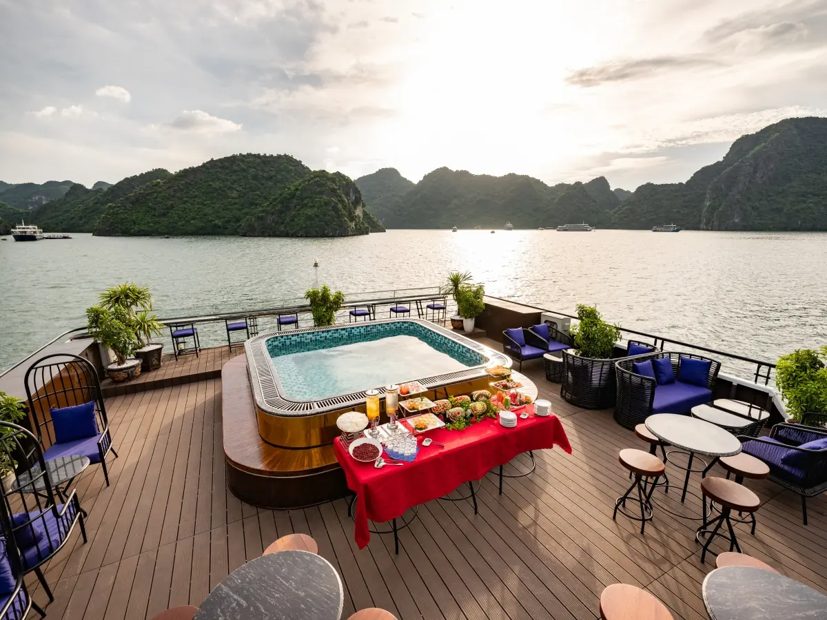 Outdoor jacuzzi on the sundeck
