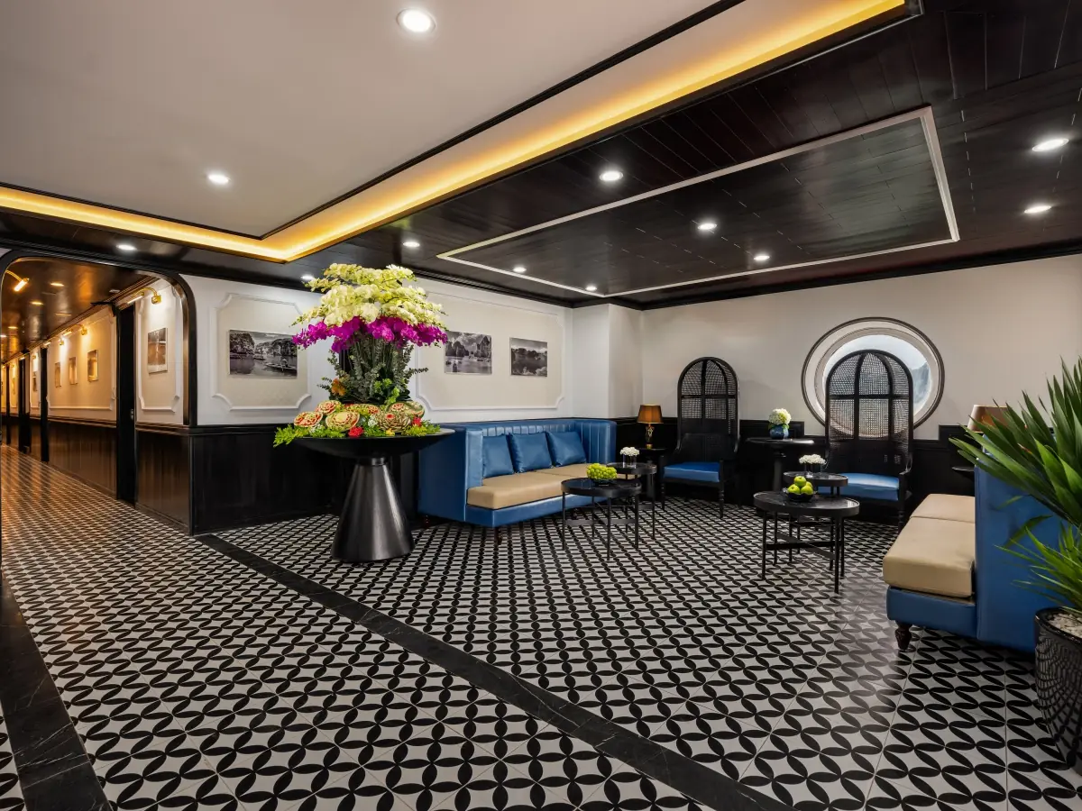 Lounge on La Casta Cruise