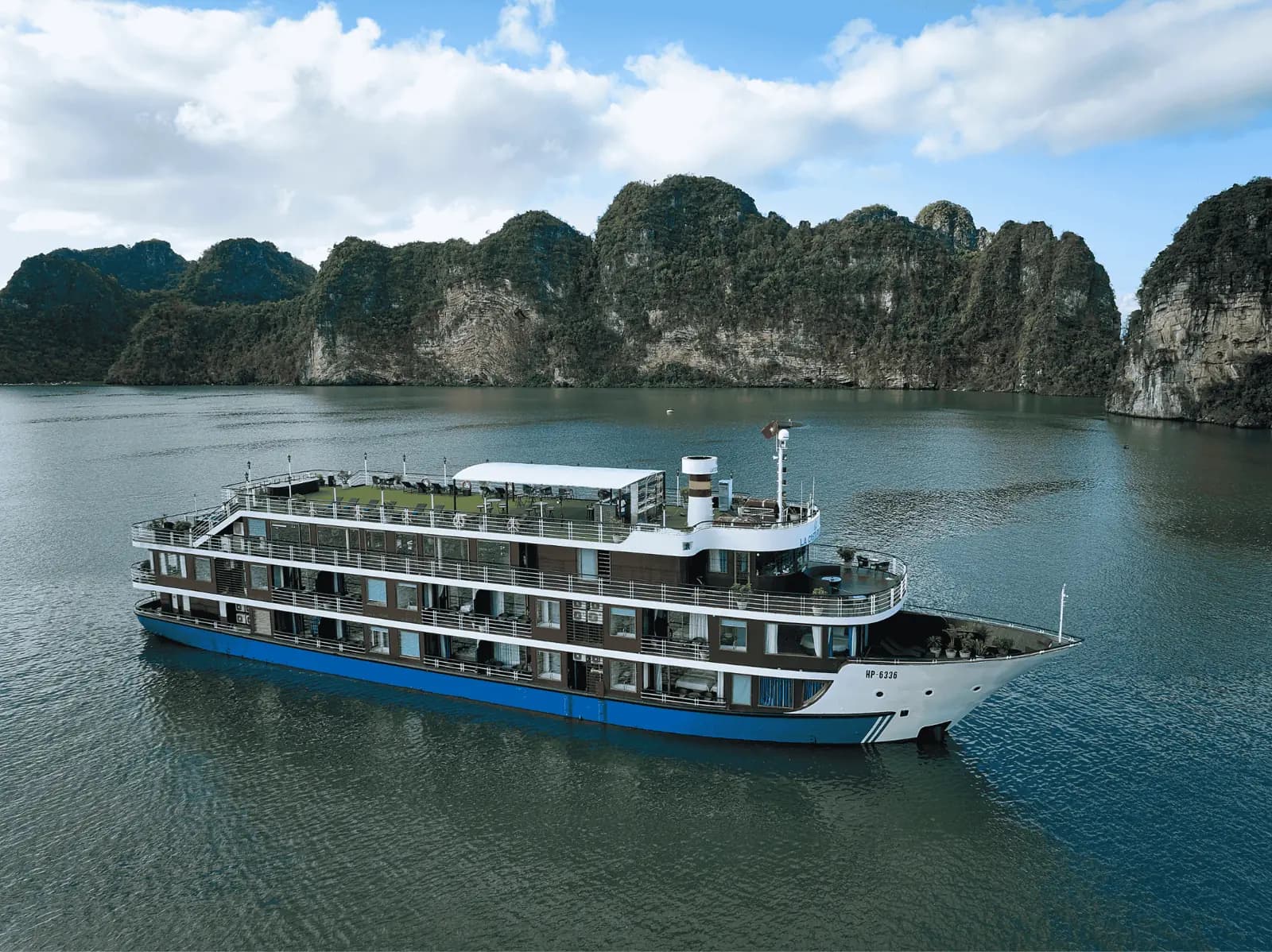 La Casta Regal Cruise sailing among the karsts