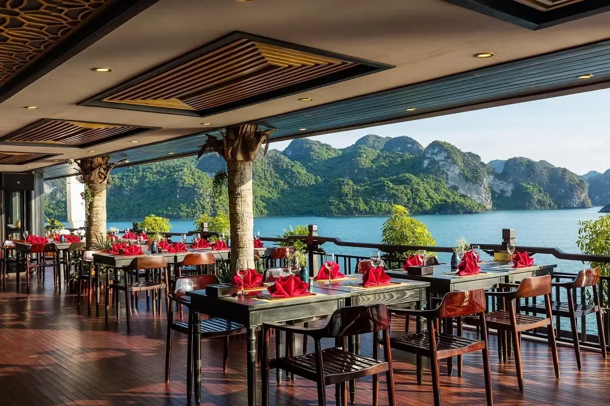 Ha Long restaurant with a bay view