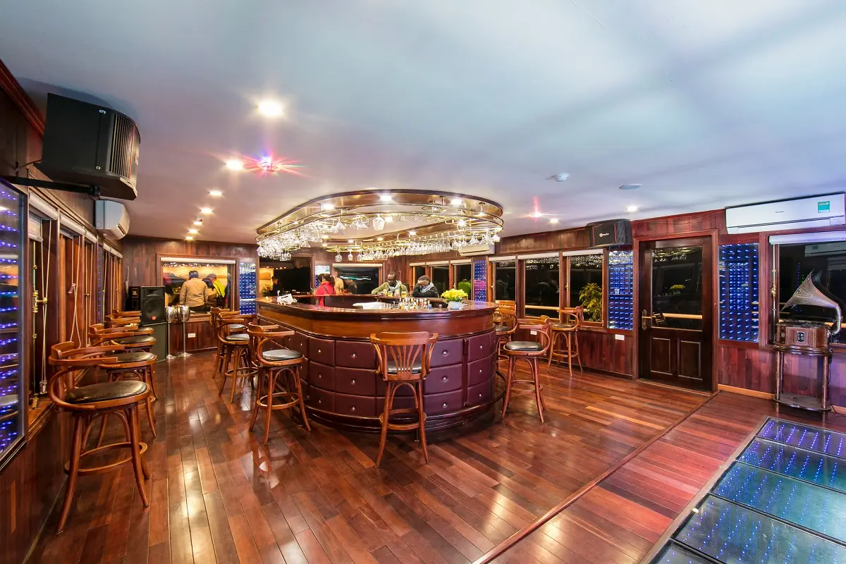 Round bar on La Regina Royal