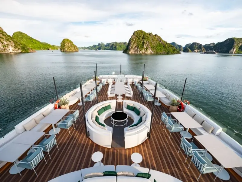 The long sundeck facing the bay