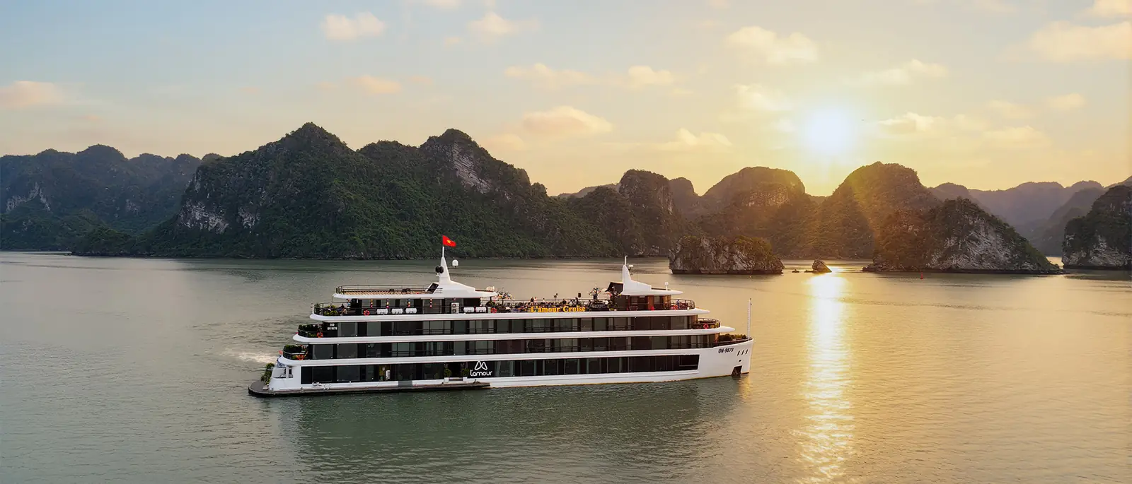 L'amour Cruise sailing at dusk
