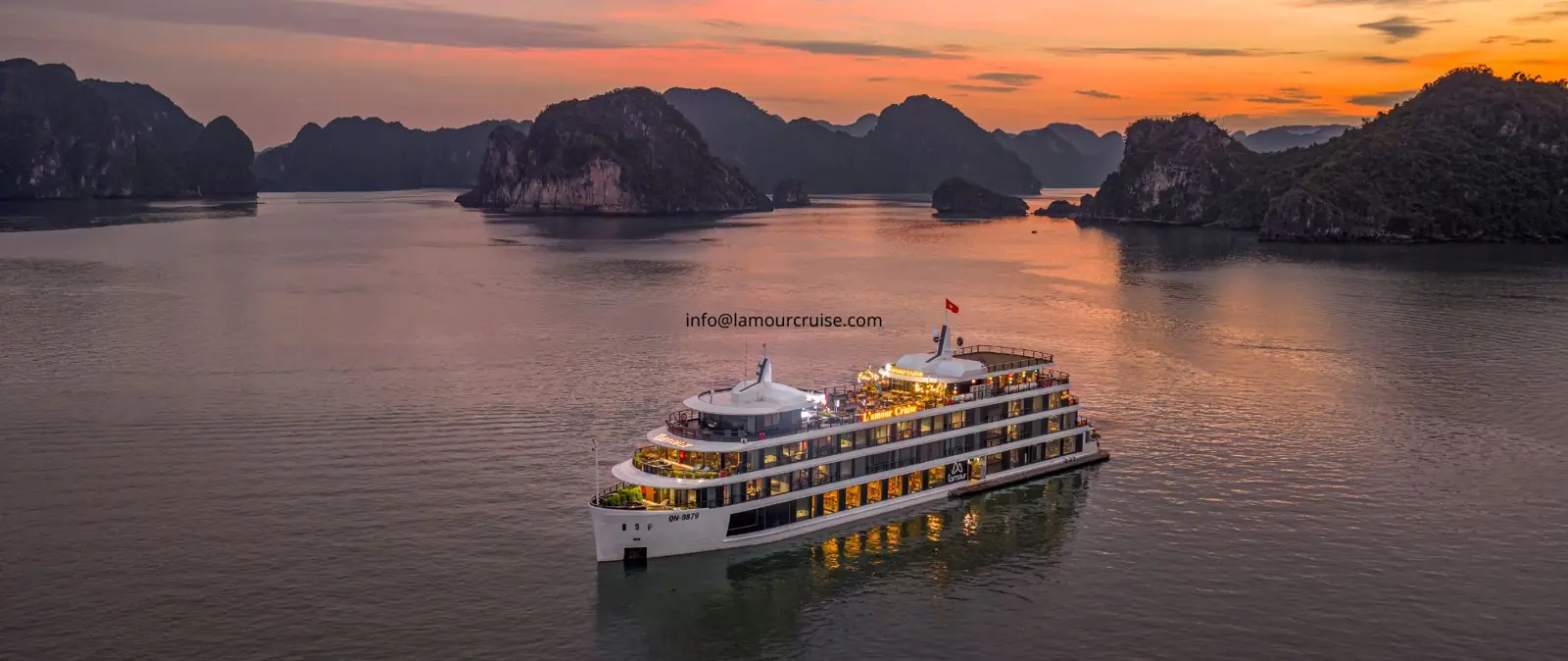 L'amour Cruise in Ha Long Bay at sunset