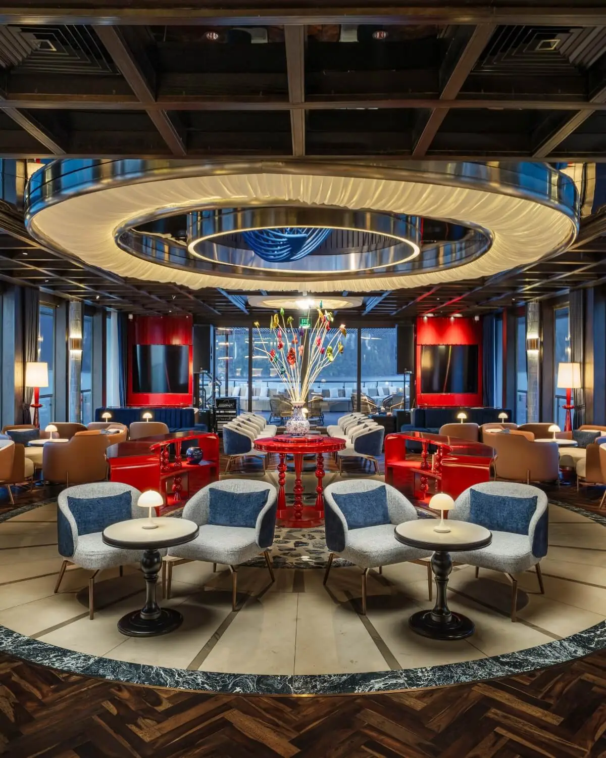 Lounge bar on Lyra Grandeur