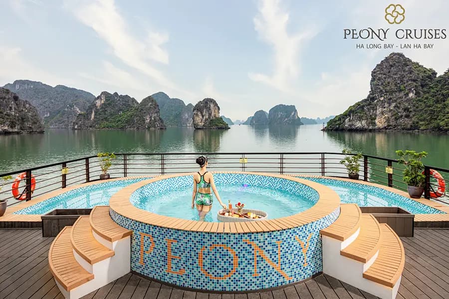 Jacuzzi pool on the sundeck facing the bay