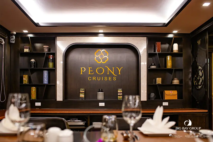 Restaurant on Peony Cruise