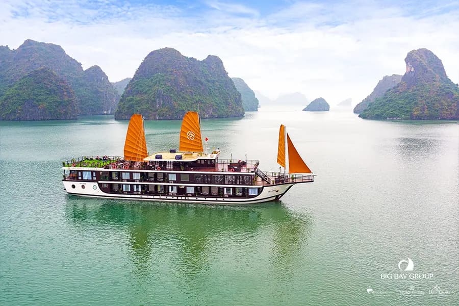 Peony Cruise sailing in Lan Ha Bay