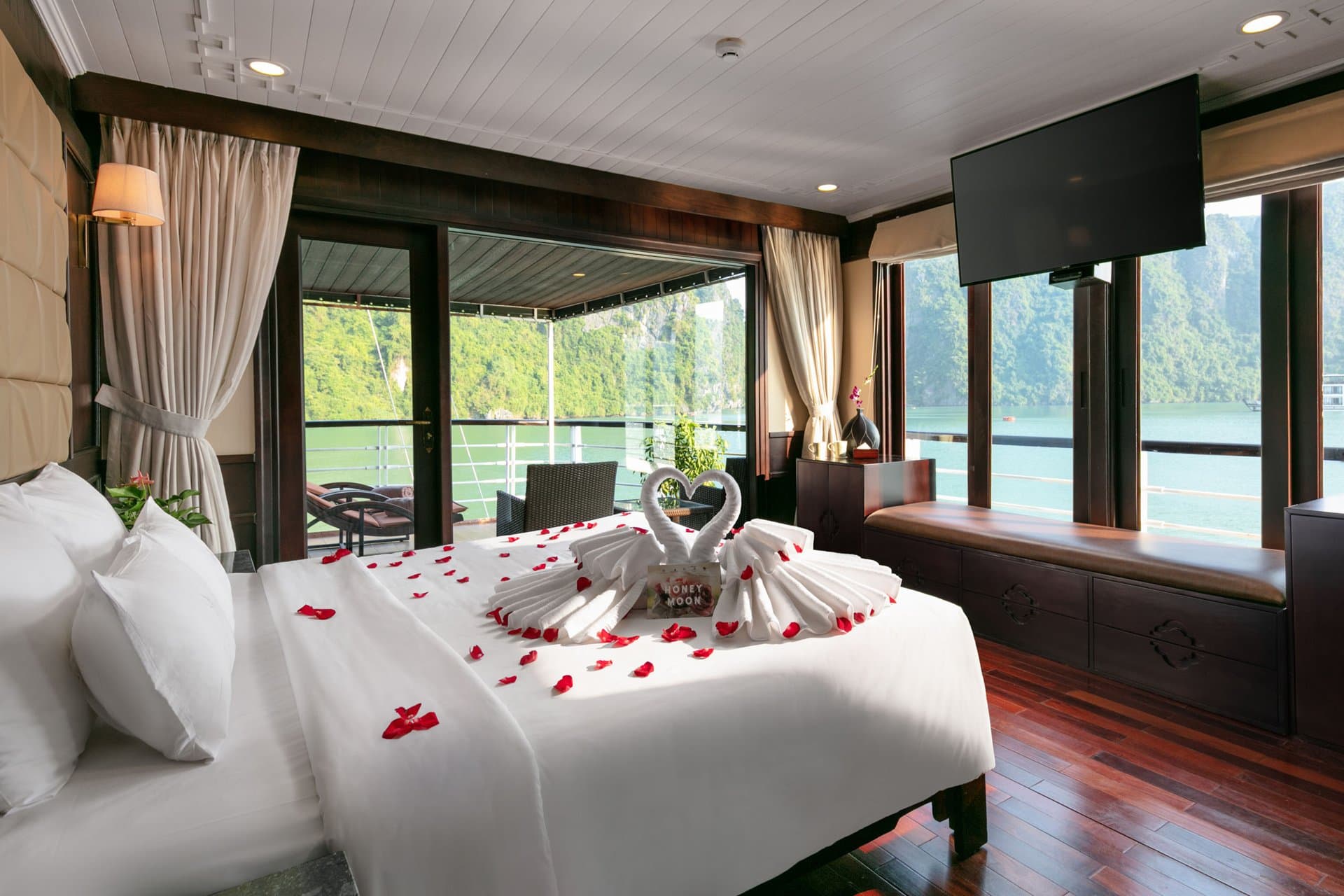 MilaLux Cruise 2 Days 1 Night – 2 Days 1 Night On Boat 5 Star – suite cabin
