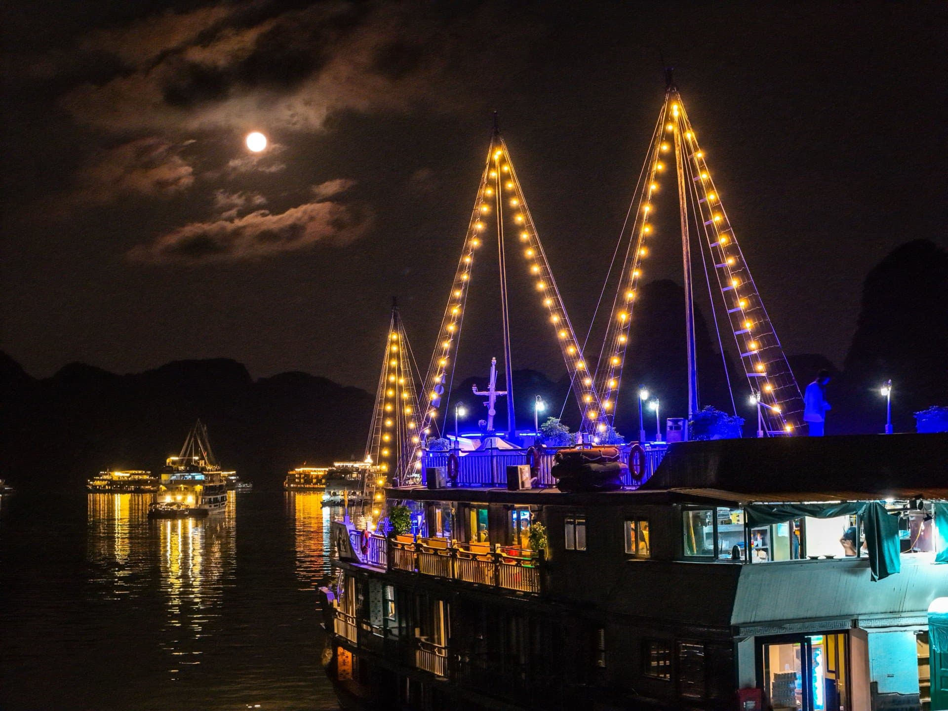 Oasis Bay Party Cruise 2 Days 1 Night, Ha Long Bay – photo 4