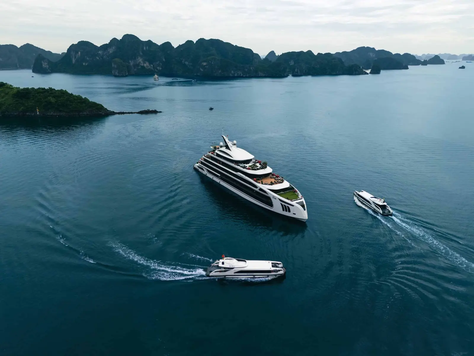 Celina of the Sea cruising in Lan Ha Bay