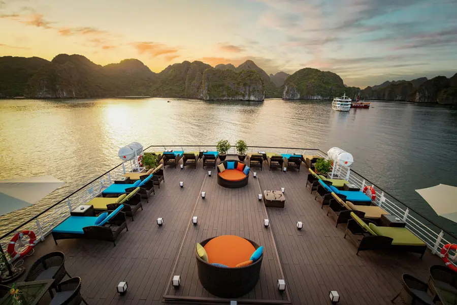 Sundeck with loungers at the stern