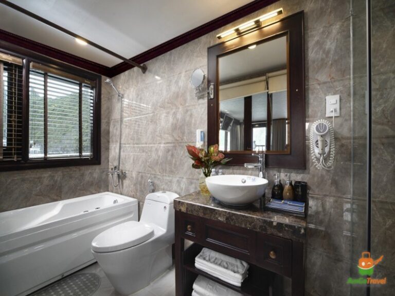 Bathroom on Alisa Cruise