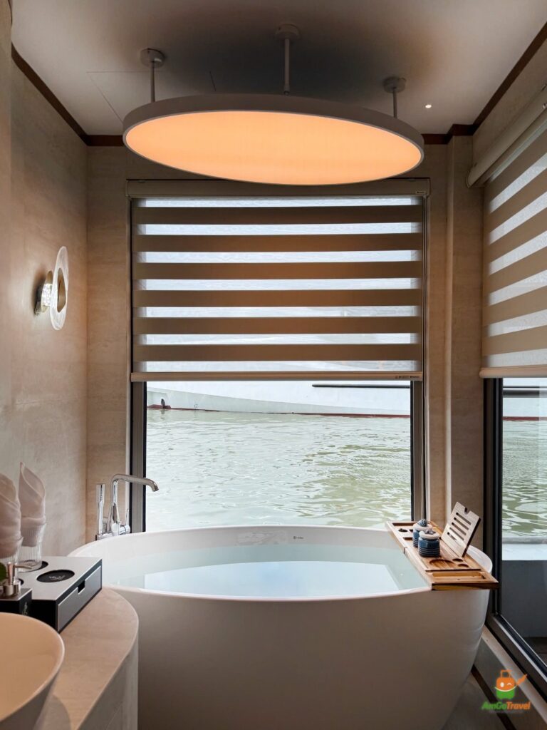 Bathtub on the cruise