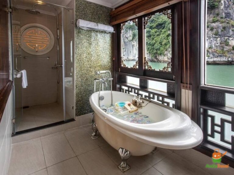 Bathtub on the cruise