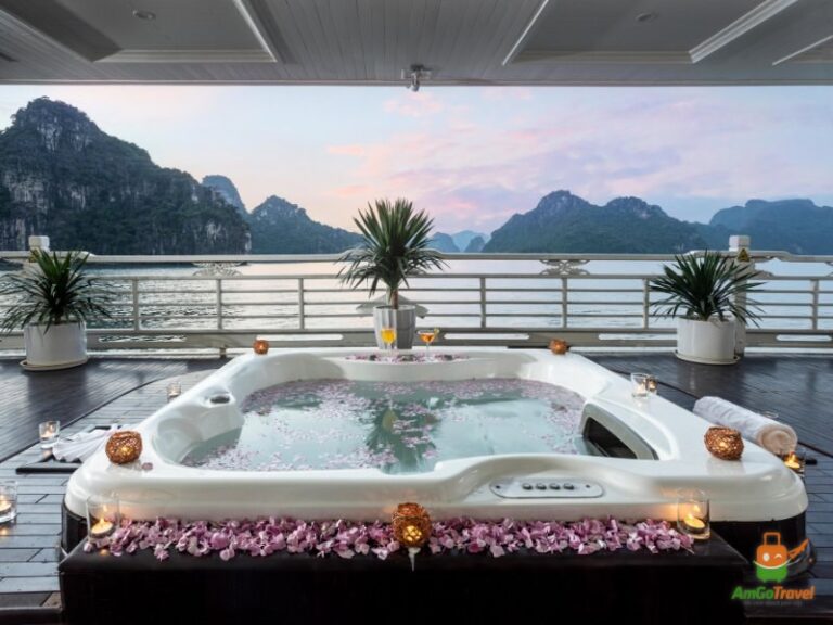 Jacuzzi deck of The Au Co Cruise