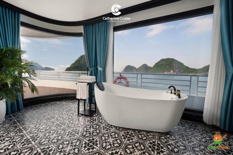 Bathtub with bay view on Catherine Cruise