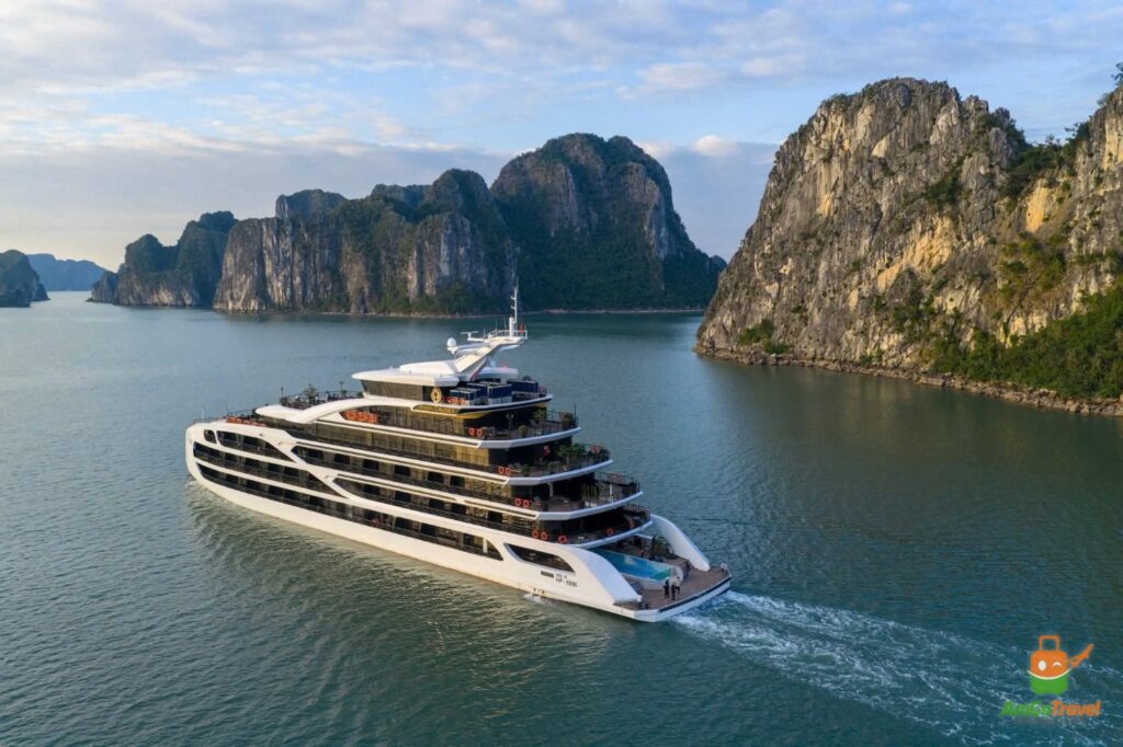 Diana Cruise among the limestone islands