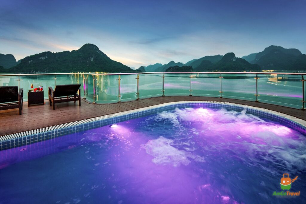 Jacuzzi pool on Dora Cruise