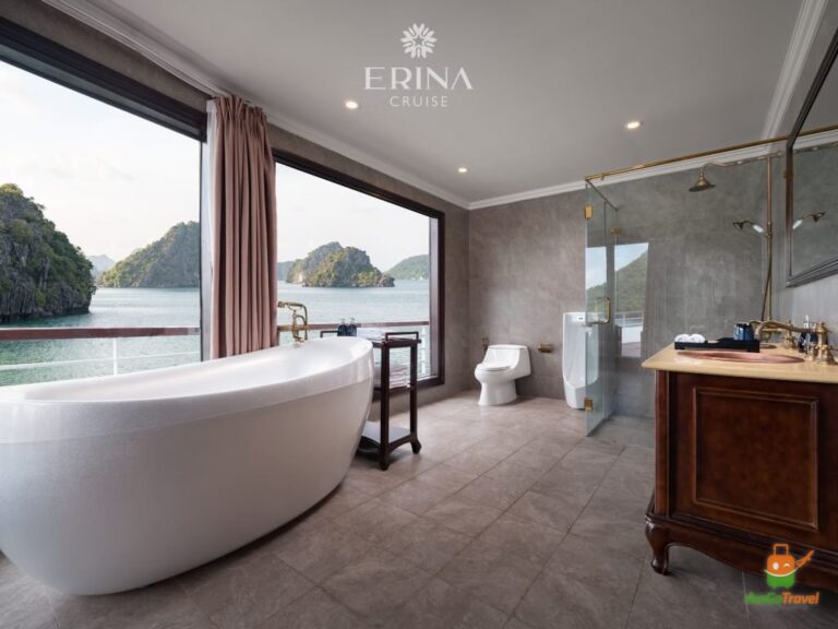 Bathtub with bay view on the cruise