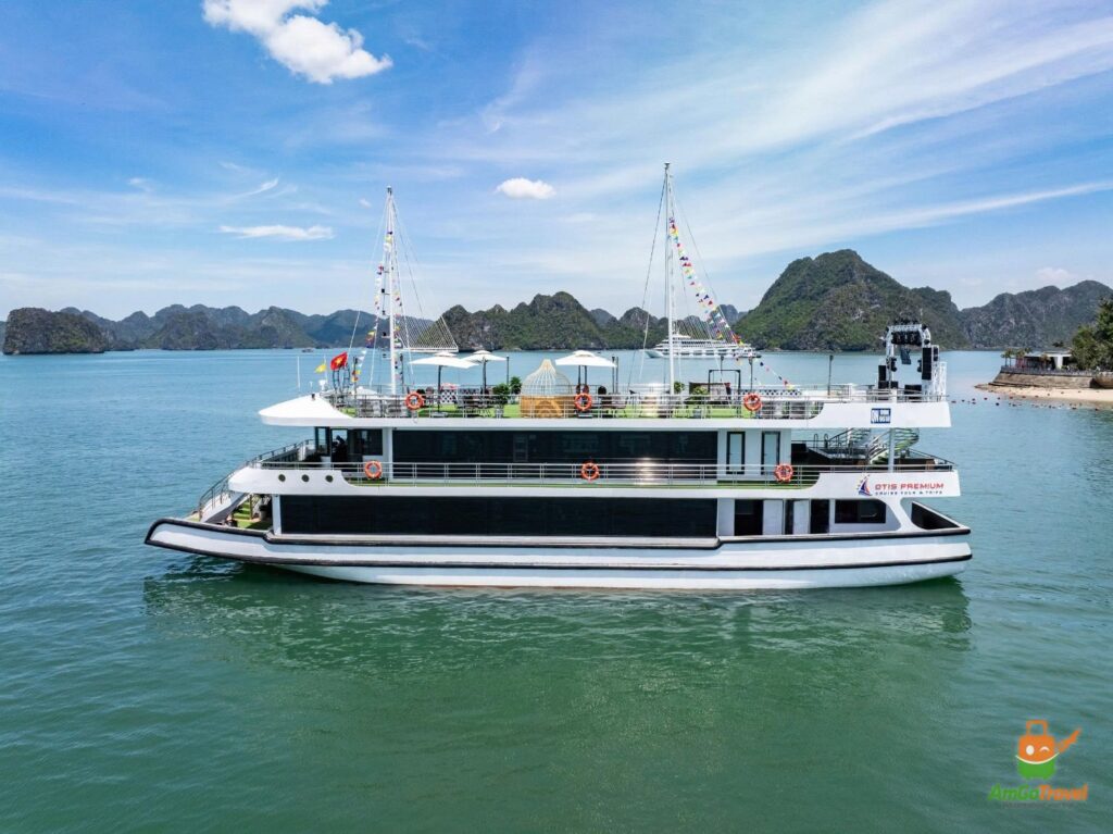 Day cruise boat in Ha Long Bay