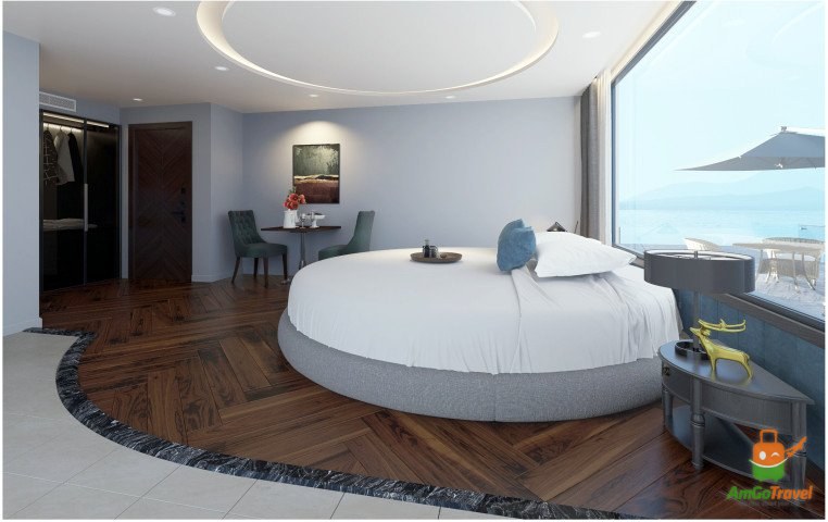 Suite with round bed on the cruise