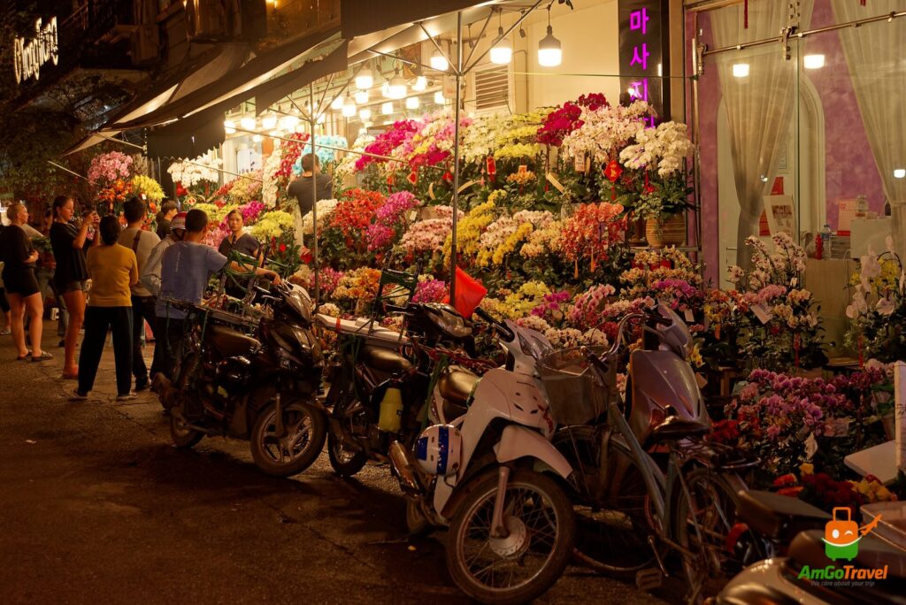 Flower sellers in the Hanoi Old Quarter