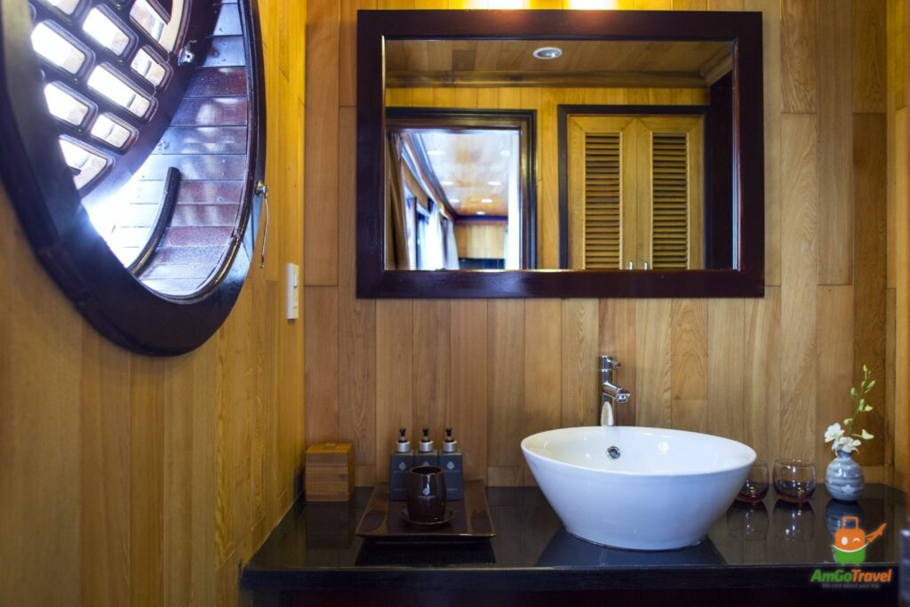 Bathtub on the cruise