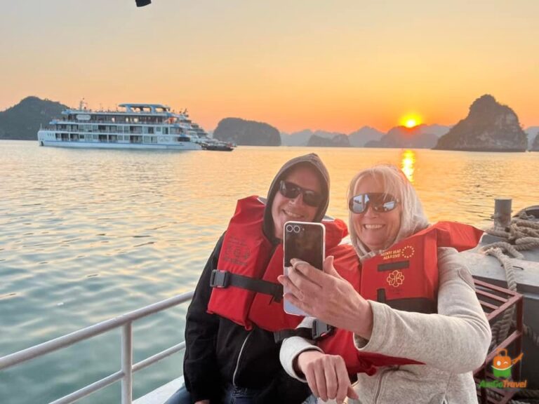 Guests kayaking with Hermes Premium Cruise