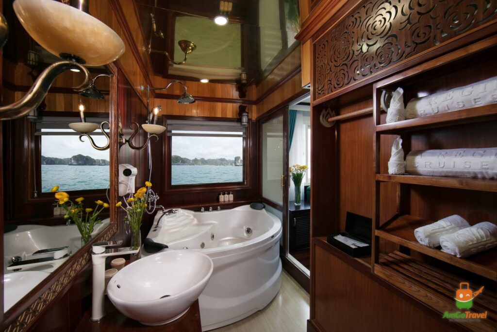 Jacuzzi bathtub on the cruise