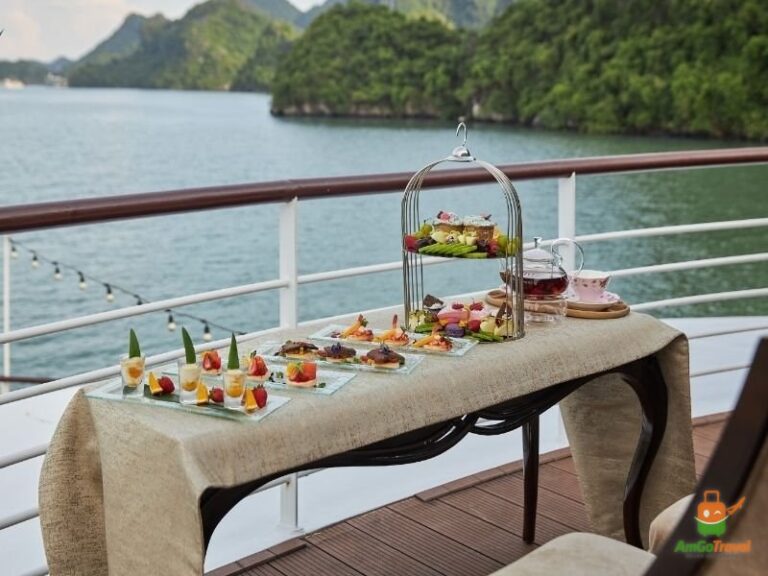 Outdoor dining on Lyra Grandeur Cruise