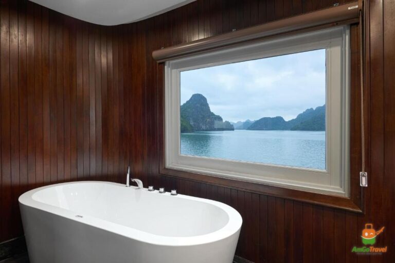 Bathtub with bay view on the cruise