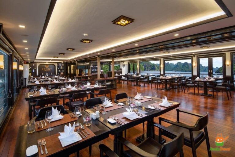 Restaurant on Peony Cruise