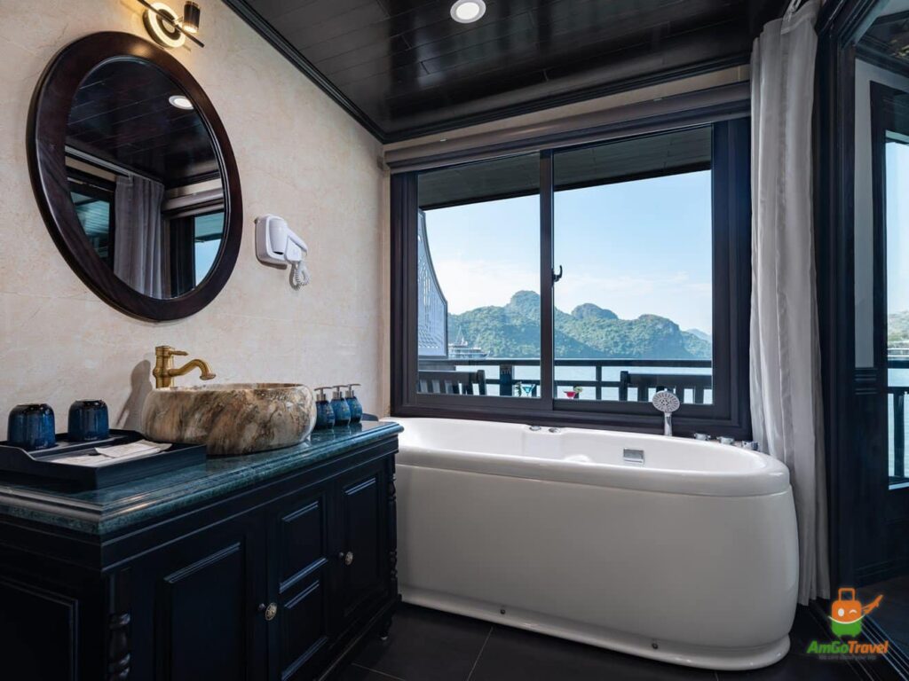 Bathtub with bay view on Rita Cruise