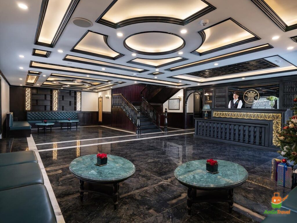 Lounge and bar on Rita Cruise