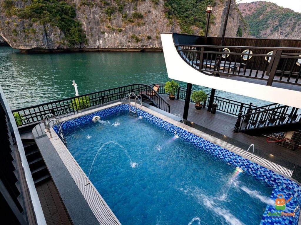 Swimming pool on Rita Cruise