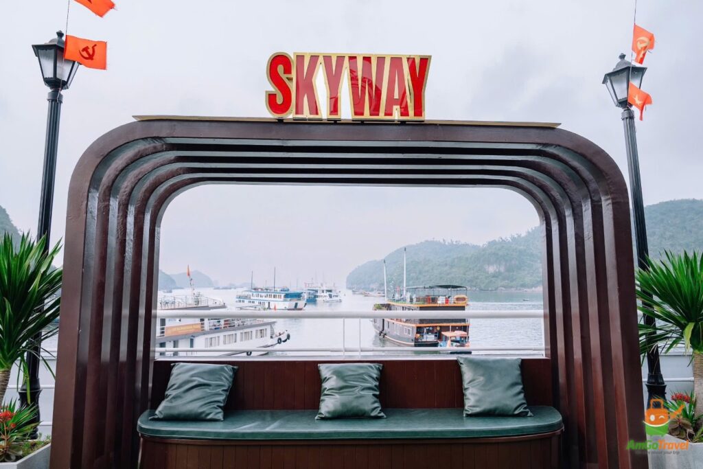 Jacuzzi deck of Sky Way 89 Cruise