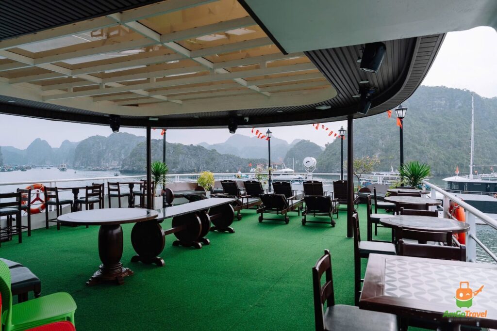 Sundeck of Sky Way 89 Cruise