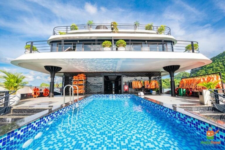 Swimming pool on Venus of the Seas Cruise