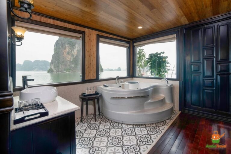 Bathtub on the cruise