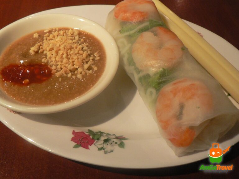 Cooking class and My Son tour: Fresh Vietnamese spring rolls with dipping sauce